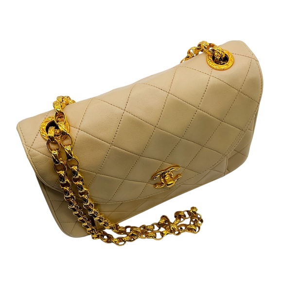 CHANEL VINTAGE BEIGE / GOLD HARDWARE QUILTED LEATHER CHAIN STRAP FLAP BAG - Picture 5 of 16